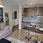 Cozy Little Penthouse Free Parking, Self Check In Lägenhet