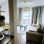 Cozy Little Penthouse Free Parking, Self Check In Lägenhet *