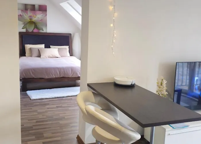 Cozy Little Penthouse Free Parking, Self Check In Lägenhet *